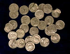 28 monedas del período del emperador romano occidental Flavio Honorio (384-423) y el emperador romano oriental Flavio Arcadio (377/378-408), siglos IV y V