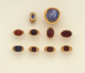 Un anillo de intaglio de calcedonia y oro romano, un gran camafeo de cabeza de Medusa de calcedonia azul-gris romana y una selección de anillos, dos anillos en estilo Seljuk de Roman Roman