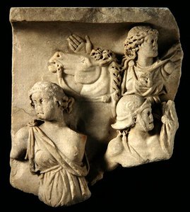 Un fragmento de escultura en alto relieve de Roman Roman