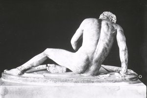 Galo moribundo, copia de un original griego de c.230-220 a.C. por Epigonos (vista trasera) de Roman Roman