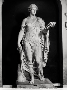 Estatua femenina llamada Flora Farnese, siglo II-III d.C.