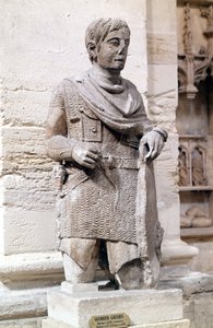 Guerrero galo bajo el Imperio Romano (vestido al estilo romano), Museo Lapidaire, Aviñón. de Roman Roman