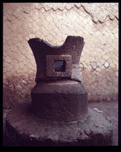 Piedra de molino del Pistrinum (panadería), siglo V a.C.-siglo I d.C.