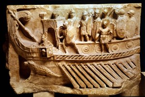 Relieve romano bajo que representa una birreme. Se puede ver un cocodrilo debajo de la proa. Vaticano, ciudad del Vaticano, monumentos, museos y galerías pontificias.