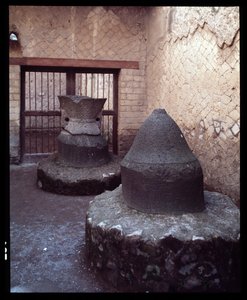 Piedra de molino para trigo, pistrinum (panadería), siglo V a.C. - siglo I d.C.