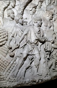 Arte romano: Guerreros dacios usando una catapulta (lanza) durante la Primera Guerra en Dacia. Molde de 1862 que reproduce los bajorrelieves de la columna de Trajano (Colonna Traiana) en Roma construida durante el reinado del emperador Trajano (53-117). L de Roman Roman