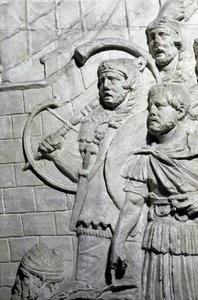 Arte romano: guerreros romanos durante la primera guerra en Dacia. Molde de 1862 reproduciendo los bajorrelieves de la columna de Trajano en Roma construida durante el reinado del emperador Trajano (53-117). La columna de Trajano conmemora de Roman Roman