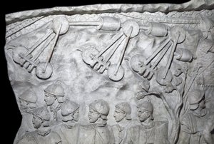Arte romano: máquinas de guerra durante la Segunda Guerra. Molde de 1862 reproduciendo los bajorrelieves de la columna de Trajano en Roma construida durante el reinado del emperador Trajano (53-117) de Roman Roman
