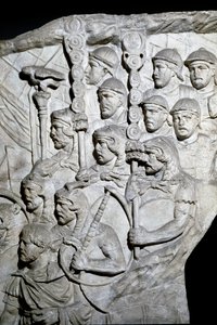 Arte romano: guerreros llevando Vexillum (estandartes romanos). Molde de 1862 reproduciendo los bajorrelieves de la columna de Trajano en Roma construida durante el reinado del emperador Trajano (53-117) de Roman Roman