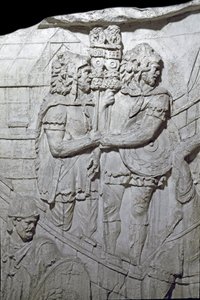 Arte romano: Guerreros portando el águila romana (Aquiliferes). Molde de 1862 reproduciendo los bajorrelieves de la columna de Trajano en Roma construida durante el reinado del emperador Trajano (53-117) de Roman Roman