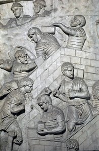 Arte romano: construcción de un fuerte en el campamento romano. Molde de 1862 reproduciendo los bajorrelieves de la columna de Trajano en Roma construida durante el reinado del emperador Trajano (53-117) de Roman Roman