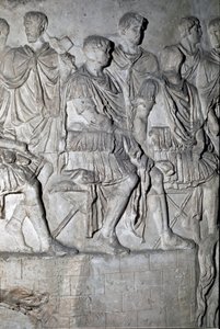 Arte romano: “el emperador romano Trajano en la tribuna celebrando un consejo de guerra” Molde de 1862 que reproduce los bajorrelieves de la columna de Trajano en Roma construida durante el reinado del emperador Trajano de Roman Roman