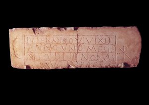 Antigüedad romana: placa de loculus llamada Jubenalis, epitafio de un niño muerto. De las catacumbas de Roma. París, Museo del Louvre de Roman Roman
