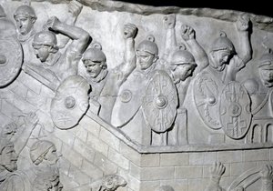 Arte romano: soldados romanos en defensa de una fortaleza. Molde de 1862 reproduciendo los bajorrelieves de la columna de Trajano en Roma de Roman Roman