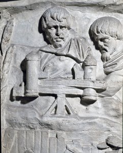 Arte romano: soldados romanos cerca de una catapulta utilizada durante la primera guerra en Dacia. Molde de 1862 reproduciendo los bajorrelieves de la columna de Trajano en Roma construida durante el reinado del emperador Trajano (53-117) de Roman Roman