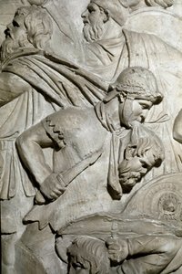 Arte romano: guerrero romano sosteniendo entre sus dientes la cabeza de un guerrero enemigo. Molde de 1862 reproduciendo los bajorrelieves de la columna de Trajano en Roma de Roman Roman