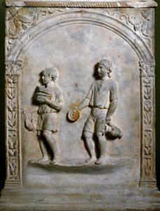 Arte romano: altar funerario que representa a dos sirvientes llevando objetos para el sacrificio. Bajo relieve. Roma, Museo Nacional Romano de Roman Roman
