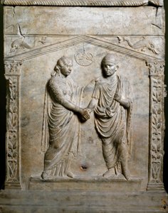 Arte romano: altar funerario decorado con la escena de una boda (Junctio dextrarum). Bajo relieve de Roman Roman