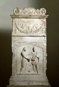 Arte romano: altar funerario decorando la escena de una boda (Junctio dextrarum) - Relieve en mármol, arte romano, del altar funerario de una pareja casada - Roma, Museo Nazionale Romano de Roman Roman