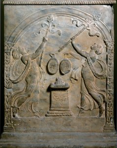 Arte romano: altar funerario representando dos ménades danzantes. Bajo relieve de Roman Roman
