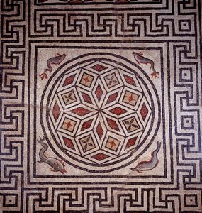 Arte romano: mosaico decorado con delfines. Nimes, museo de arqueología