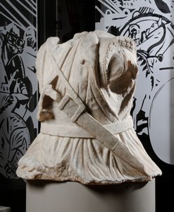 Torso esculpido de un jinete de Roman Roman