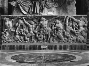 Los Gigantes, detalle de un relieve que representa a Ariadna y una gigantomachia