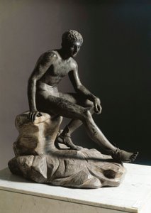 El descanso de Hermes. Escultura de bronce romana después de un original griego de Lisipo. De Herculano. Dim. 105 cm. Museo Arqueológico Nacional, Nápoles