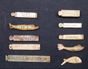 Entradas de teatro en marfil de la era romana. Museo della Scala en Milán de Roman Roman