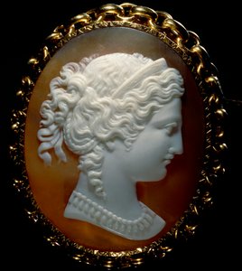 Retrato de un perfil femenino; camafeo en sardónica, engastado en oro
