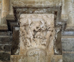 Un músico y un demonio simbolizando la lujuria (capitel tallado)