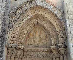 Cristo en gloria entre San Pablo y San Pedro, portal falso (escultura) de Romanesque