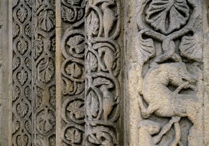 Detalles decorativos de la fachada de la Basílica, principios del siglo XII de Romanesque
