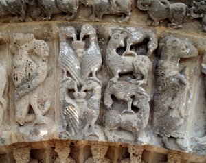 Detalle de esculturas del portal sur de Romanesque