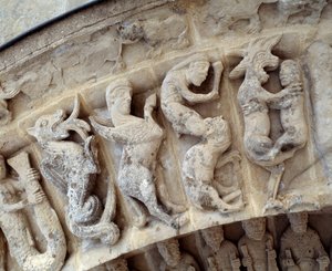 Detalle de esculturas del portal sur de Romanesque