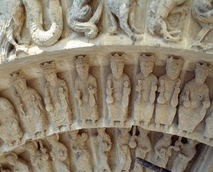Detalle de esculturas del portal sur de Romanesque