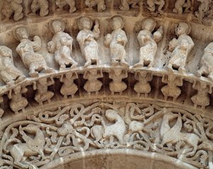 Detalle de esculturas del portal sur de Romanesque