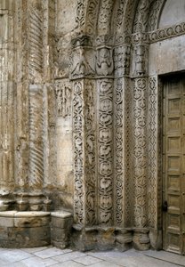 Detalle de la fachada del lado izquierdo del portal de la Basílica, principios del siglo XII