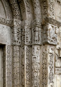 Detalle de la fachada lado derecho de la puerta de la Basílica, principios del siglo XII de Romanesque