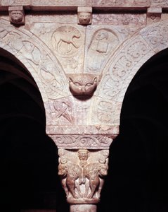Detalle del cordero de Dios y símbolo del evangelista Lucas, tallado en la tribuna del Priorato de Romanesque