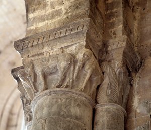 Elefantes (capitel tallado de la nave)