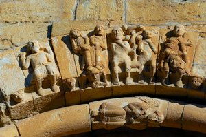 Fachada de la Iglesia de Santa María de Covet, Isona, España, detalle de Romanesque