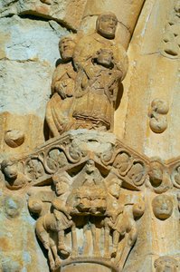Fachada de la Iglesia de Santa María de Covet, Isona, España, detalle de un capitel