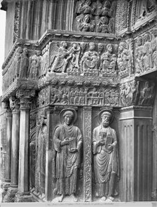 Lado izquierdo del portal de la iglesia de Romanesque