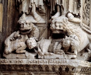 Monstruos. Soporte tallado de una columna de Romanesque
