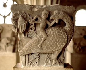 Representación de un combate entre un hombre y un pájaro (capitel tallado de la sala capitular) de Romanesque