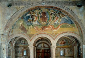 Representación del Apocalipsis: los ángeles atraviesan con sus flechas al monstruo de siete cabezas de Romanesque