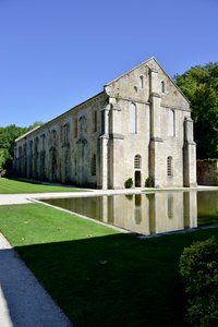 Arquitectura románica: vista exterior de la forja de la abadía cisterciense de Fontenay, Borgoña, finales del siglo XII