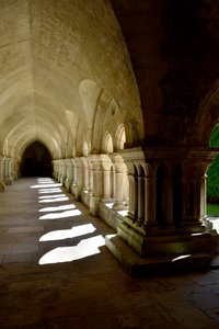 Arquitectura románica: galería del claustro de la abadía cisterciense de Fontenay, Borgoña