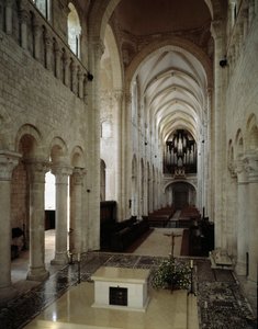 Arte románico: vista interior de la Basílica de Saint Benoit sur Loire (Loiret) construida entre los siglos XI y XIII de Romanesque